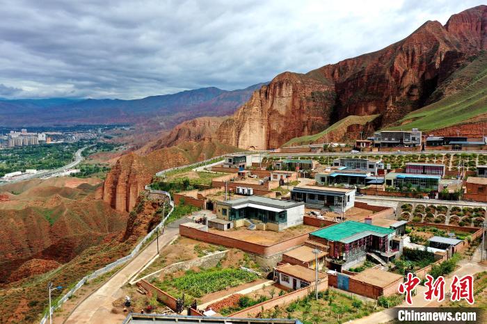 图为搬下山来的卡什代新村一隅。　李永兰 摄