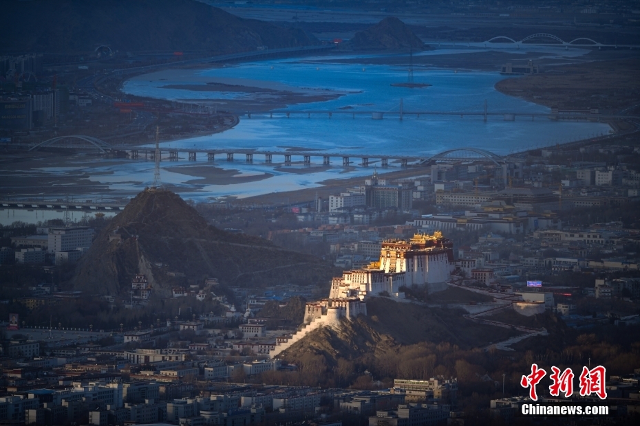 西藏拉萨：布达拉宫日出美如画