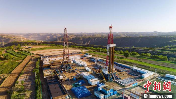 图为中石油长庆油田庆阳华H60双机组钻井现场。(资料图) 庆阳市委宣传部供图 图为中石油长庆油田庆阳华H60双机组钻井现场。(资料图) 庆阳市委宣传部供图