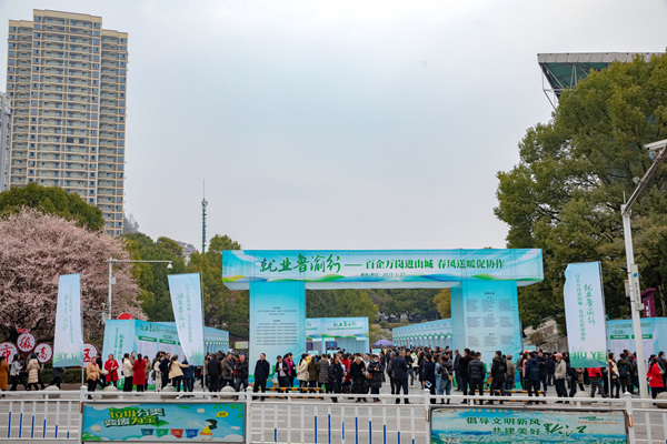 “就业鲁渝行”大型联合招聘活动现场。黔江区委宣传部供图