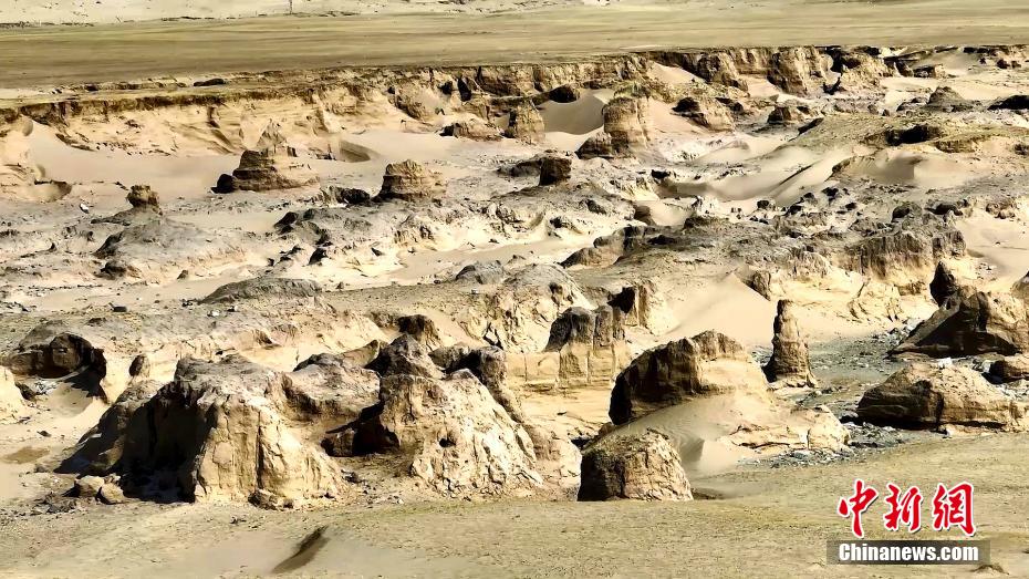 青海湖北岸现“沙漠雅丹”奇幻美景