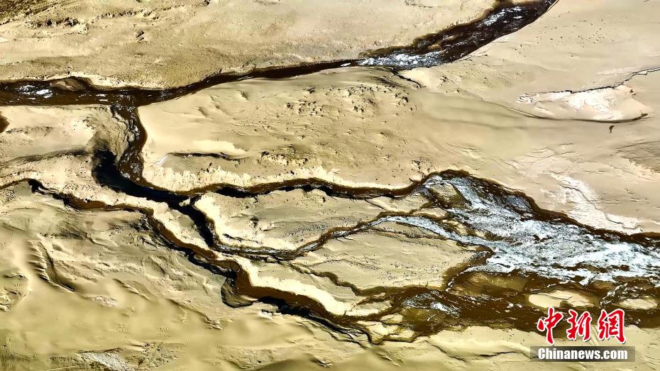 青海湖北岸现“沙漠雅丹”奇幻美景