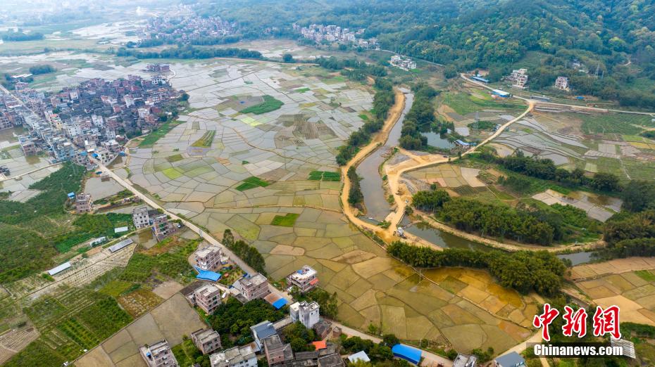 航拍广西乡村春耕美景 碧水方塘景如画
