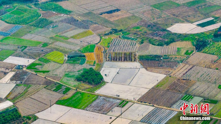 航拍广西乡村春耕美景 碧水方塘景如画