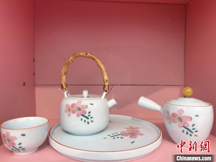 桃花文创产品。　蒋炜煌 摄