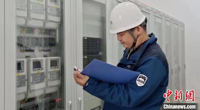 京蒙携手在荒漠化草原造“光伏海洋”“点亮”生态致富路