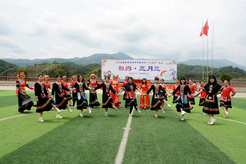 两安民族中学教师表演民族舞。廖超文摄