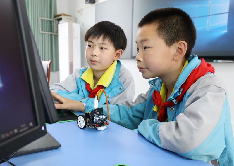 学生正在为机器人编程。