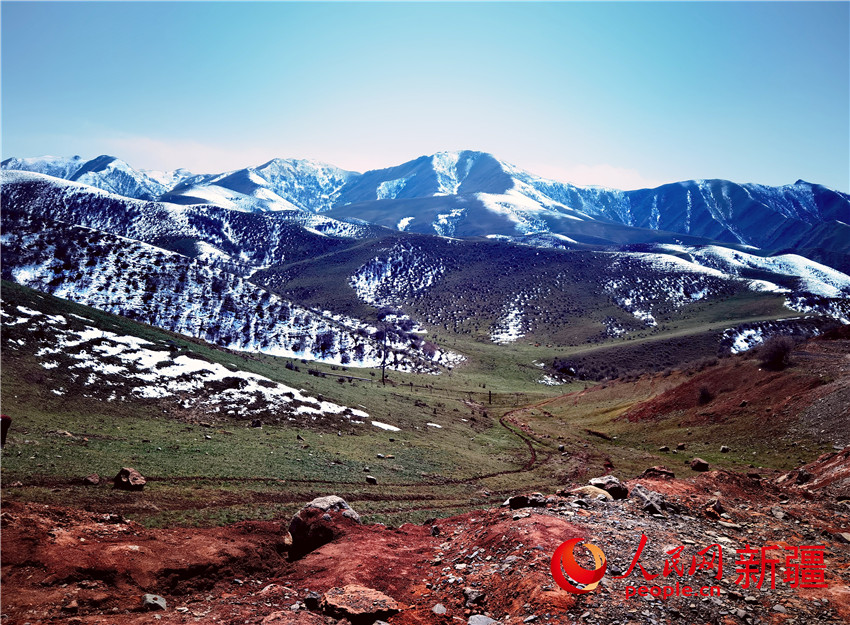 百里丹霞风景道景色美不胜收。韩婷摄