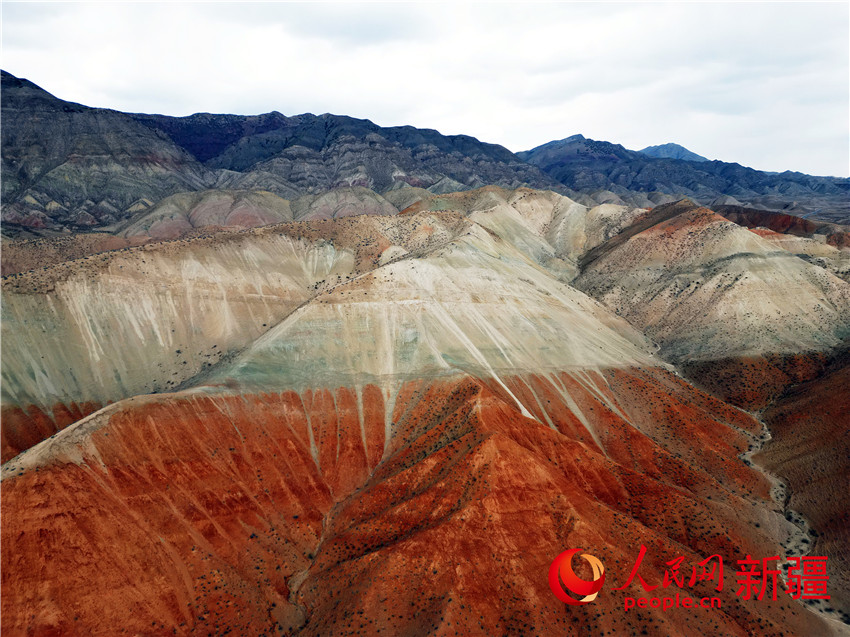 百里丹霞风景道景色美不胜收。韩婷摄