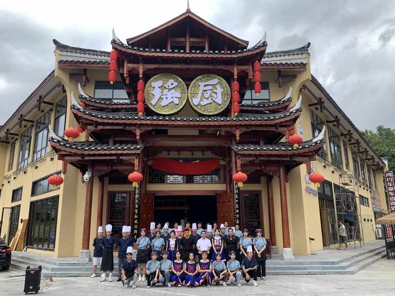 荔波梦柳布依风情小镇瑶厨餐馆。邹以强摄