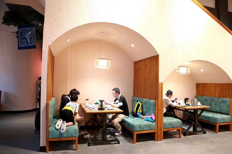 荔波梦柳布依风情小镇瑶厨餐馆内客人用餐。邹以强摄