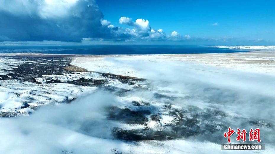 雪落青海湖金沙湾：明暗交错若大自然的“咖啡拉花”