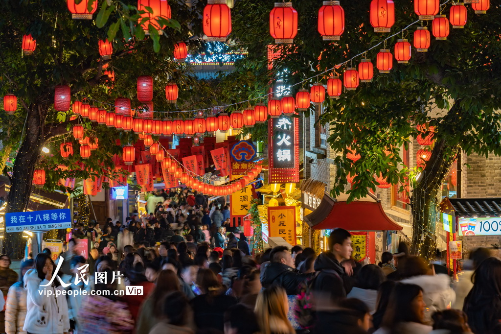 重庆十八梯传统风貌区灯火璀璨 游客如织【2】