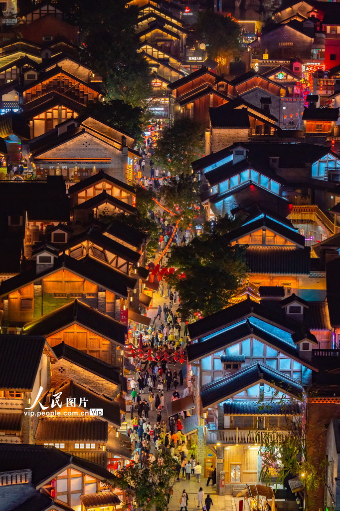 重庆十八梯传统风貌区灯火璀璨 游客如织【3】
