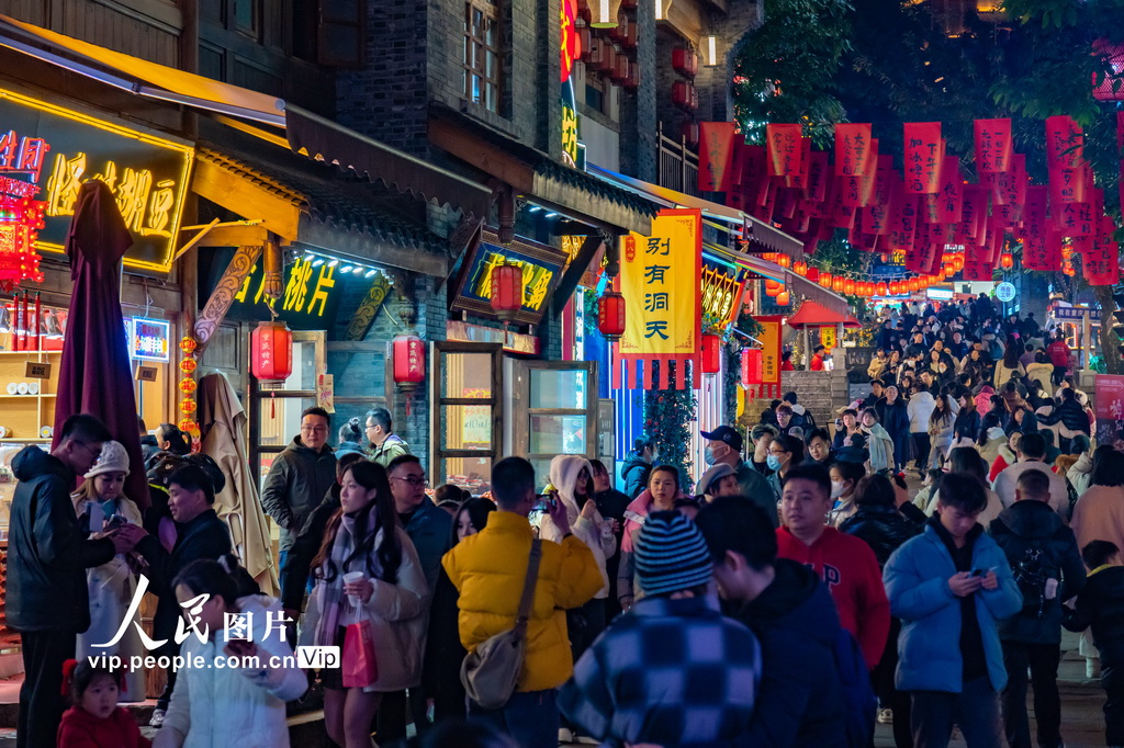 重庆十八梯传统风貌区灯火璀璨 游客如织【4】