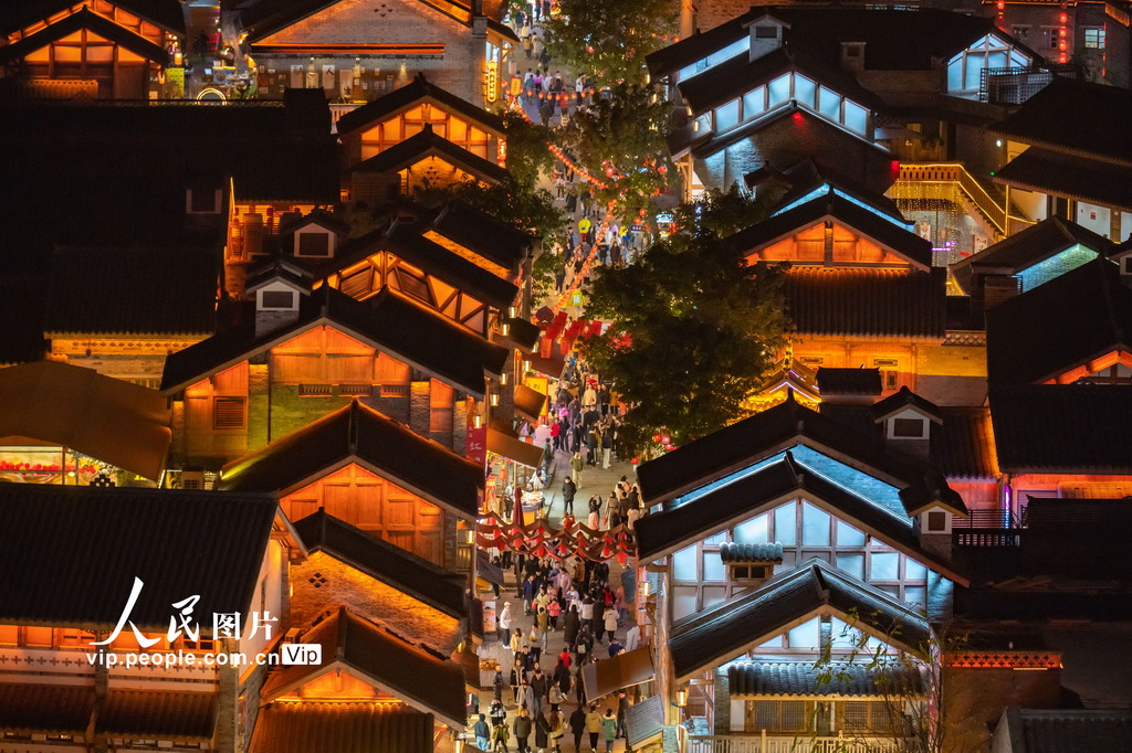 重庆十八梯传统风貌区灯火璀璨 游客如织【5】