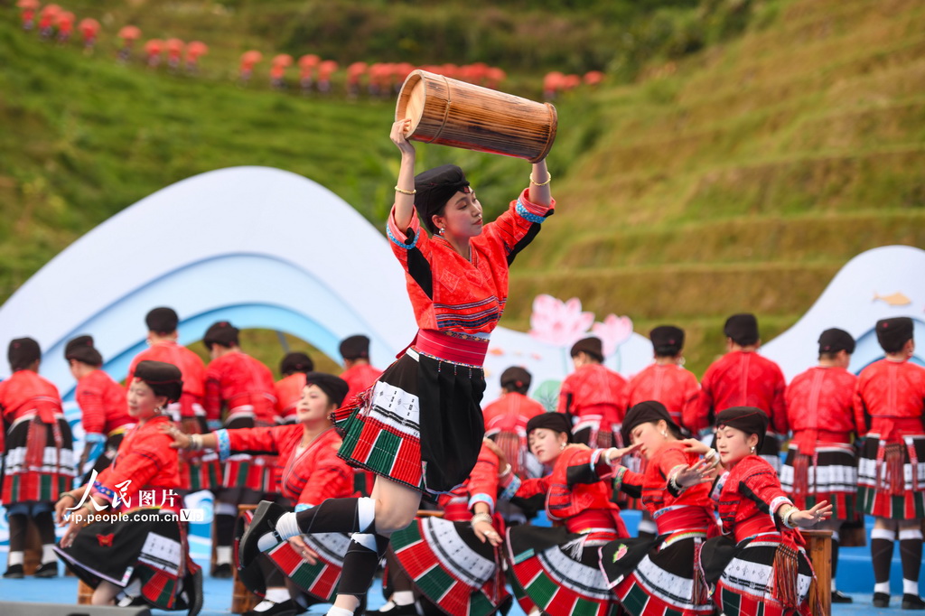 7月11日，广西龙胜各族自治县龙脊镇大寨村，瑶族妇女在晒衣节活动上表演民族舞蹈。