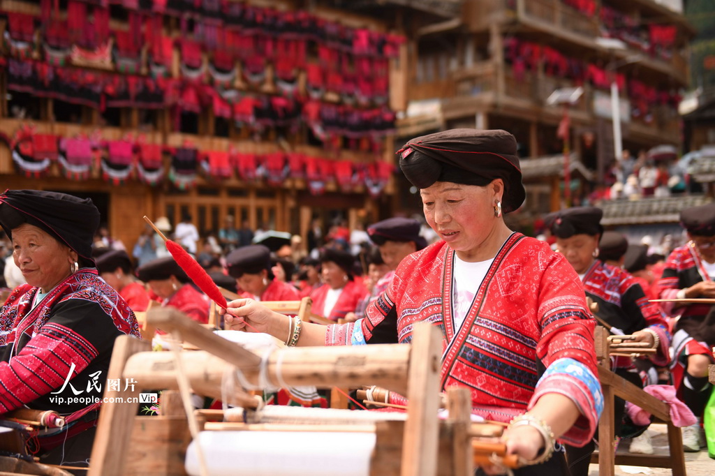 7月11日，广西龙胜各族自治县龙脊镇大寨村，瑶族妇女在展示红瑶服饰制作技艺。
