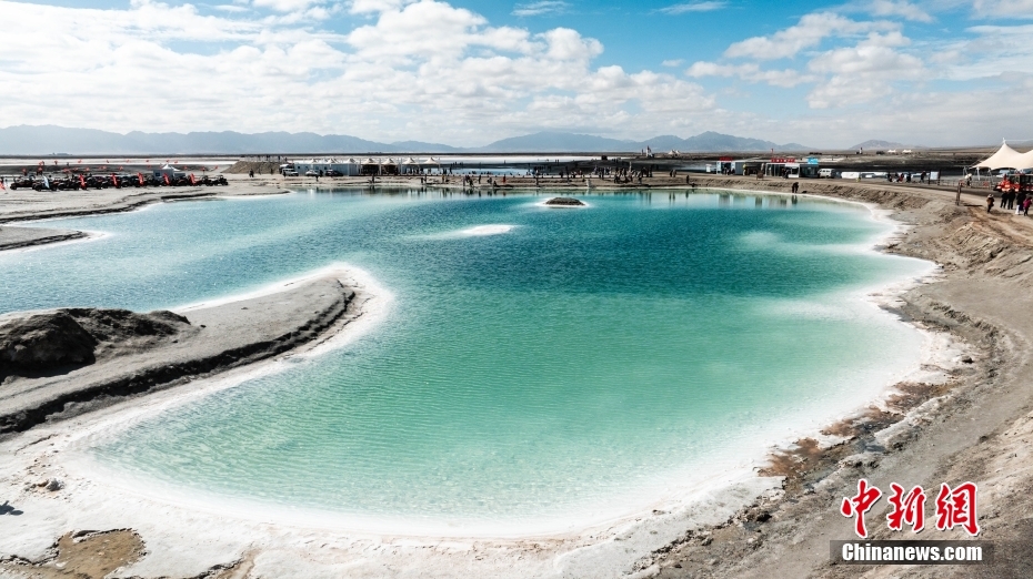 青海海西：初秋大柴旦翡翠湖色彩斑斓醉游人