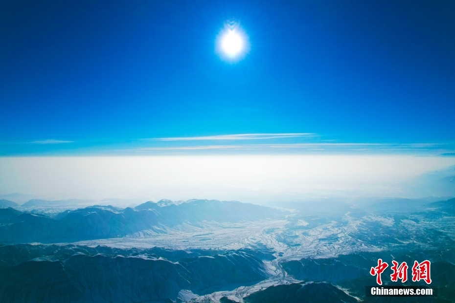 新疆阿克苏：库尔干山区雪后壮美巍峨 阳光下群山黄白相间