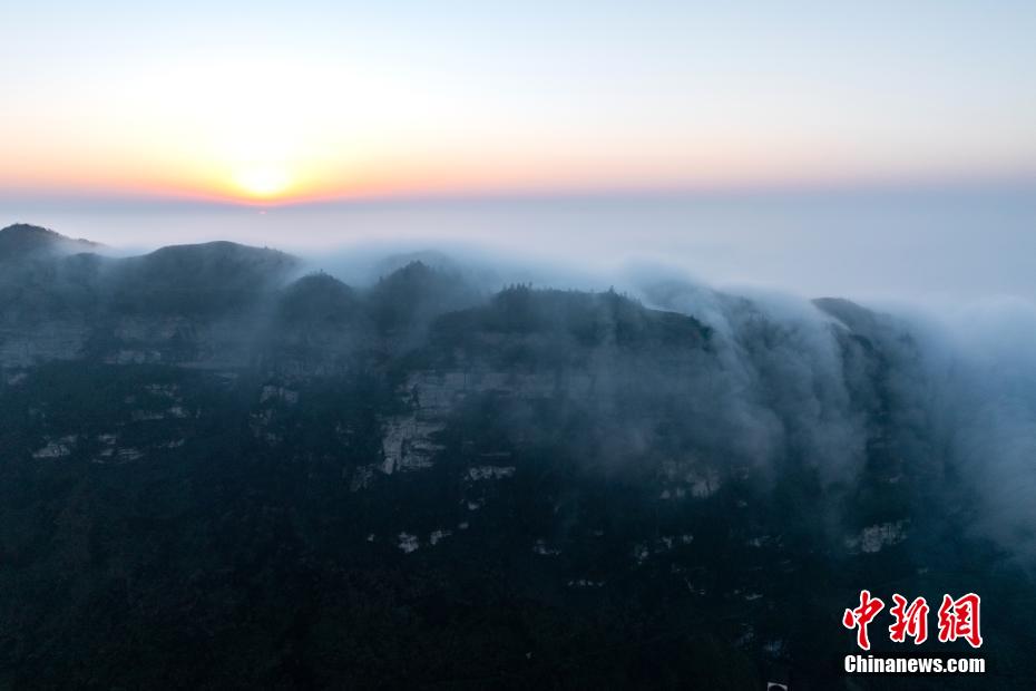 重庆南川出现云瀑景观