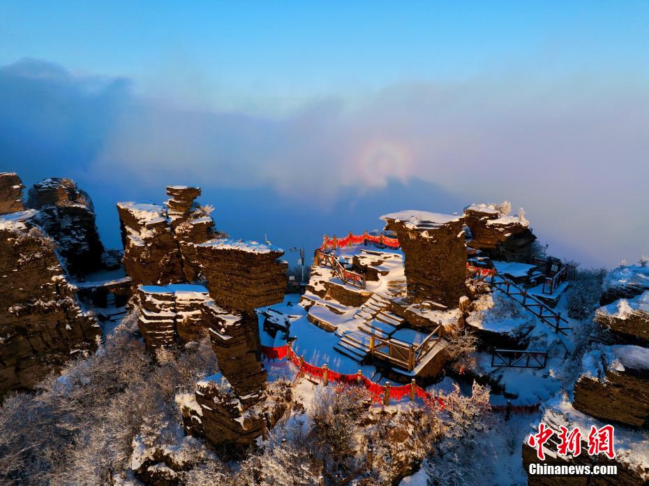 初雪落日中的梵净山 宛如人间仙境
