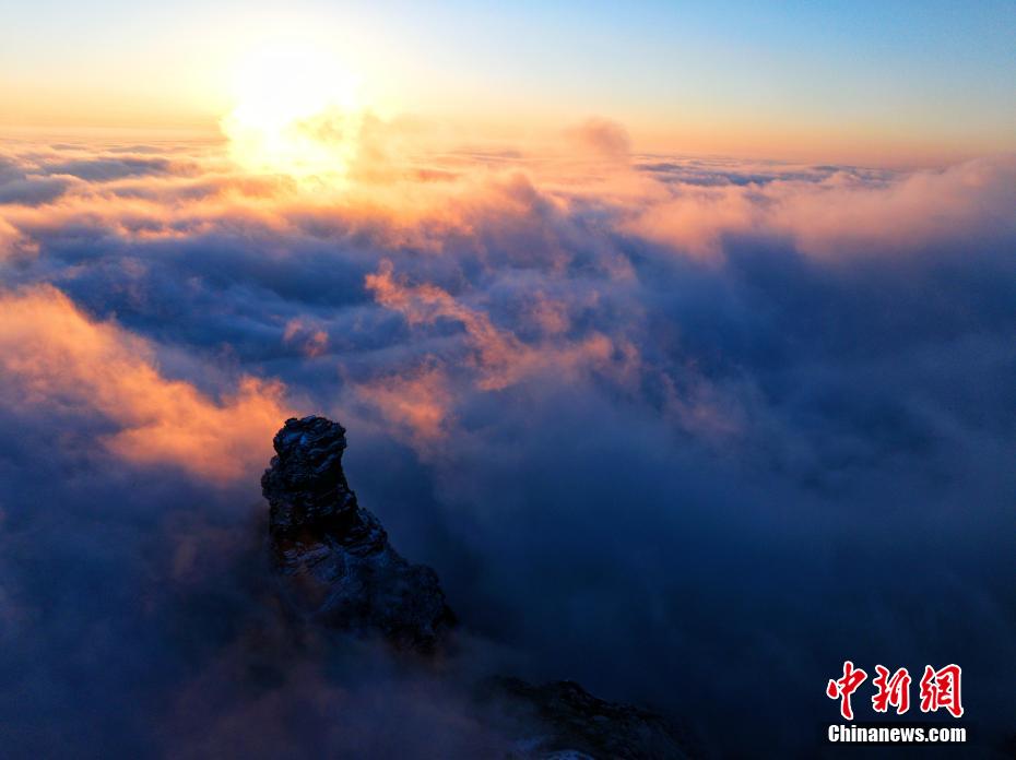 初雪落日中的梵净山 宛如人间仙境