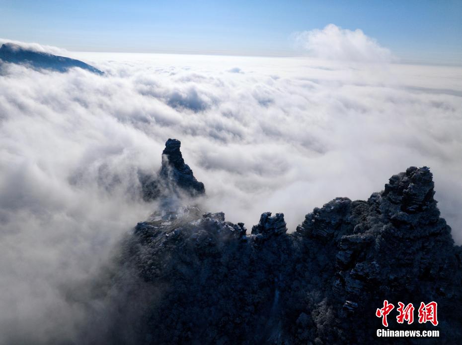 初雪落日中的梵净山 宛如人间仙境