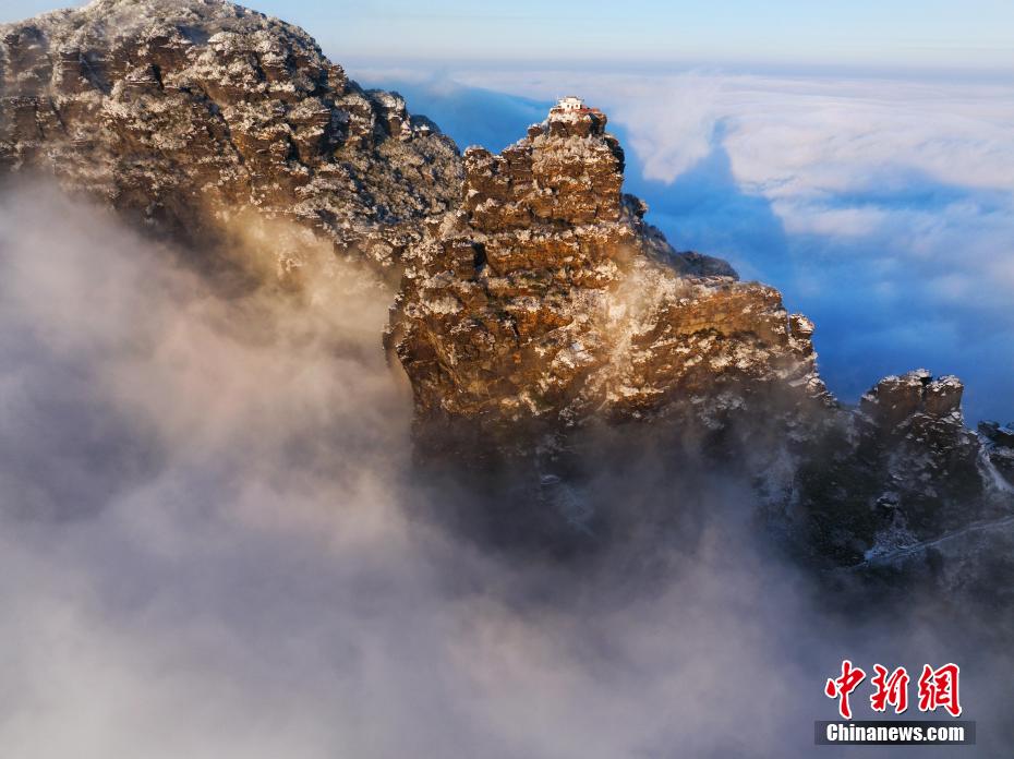 初雪落日中的梵净山 宛如人间仙境