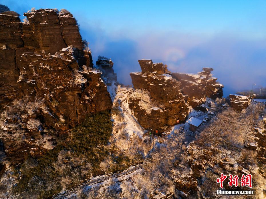 初雪落日中的梵净山 宛如人间仙境