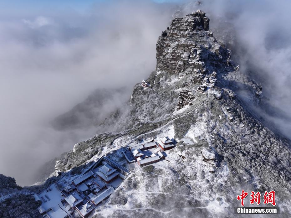 初雪落日中的梵净山 宛如人间仙境