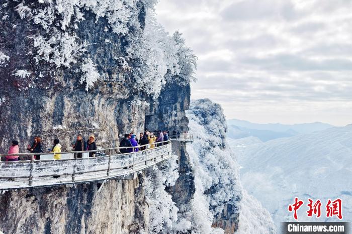 “云上仙境”龙头山初春雪景如画