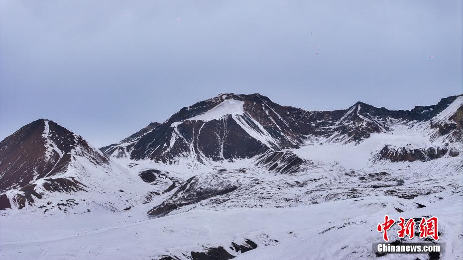 航拍祁连山脉东段最高峰——岗什卡雪峰