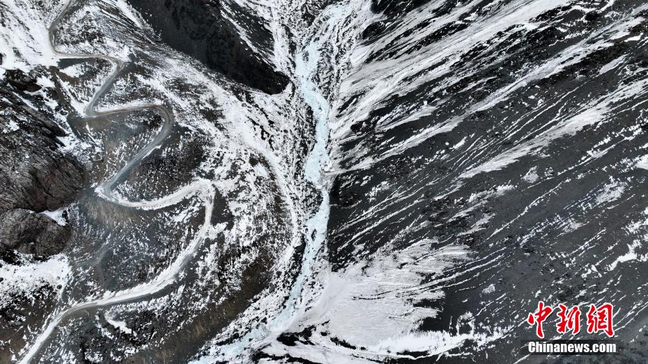 航拍祁连山脉东段最高峰——岗什卡雪峰