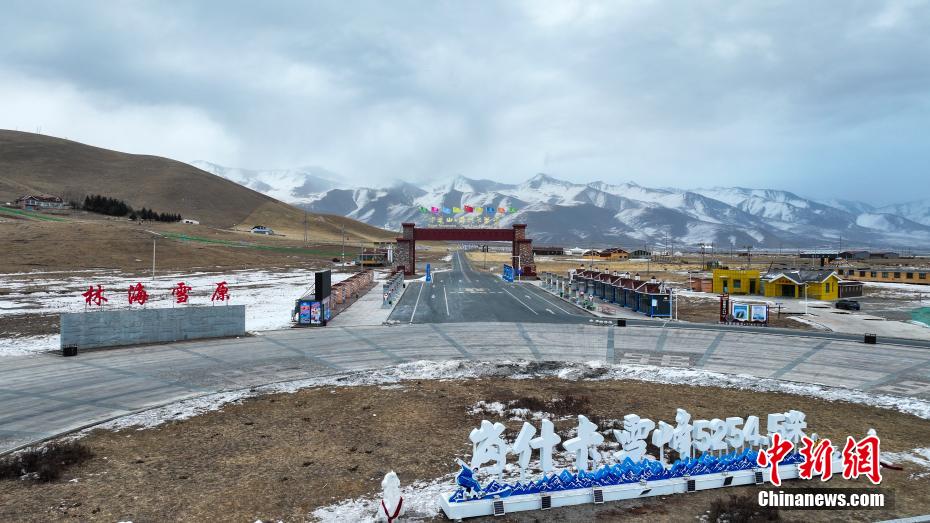 航拍祁连山脉东段最高峰——岗什卡雪峰