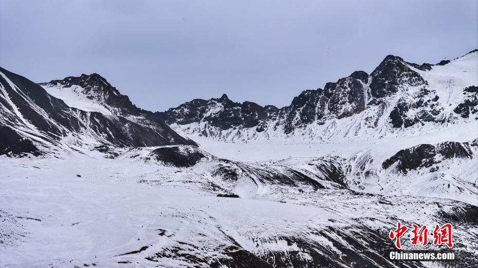 航拍祁连山脉东段最高峰——岗什卡雪峰