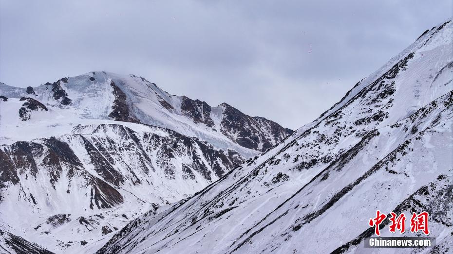 航拍祁连山脉东段最高峰——岗什卡雪峰