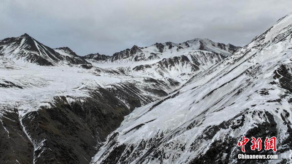 航拍祁连山脉东段最高峰——岗什卡雪峰
