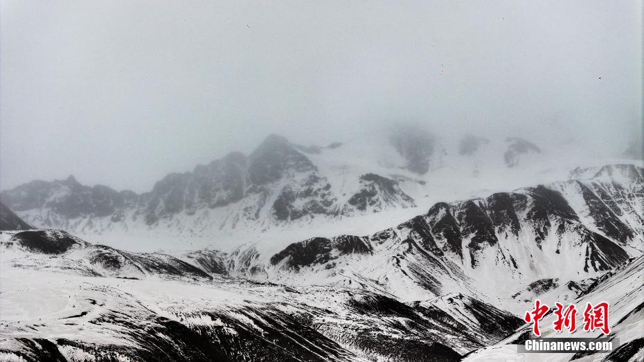 航拍祁连山脉东段最高峰——岗什卡雪峰