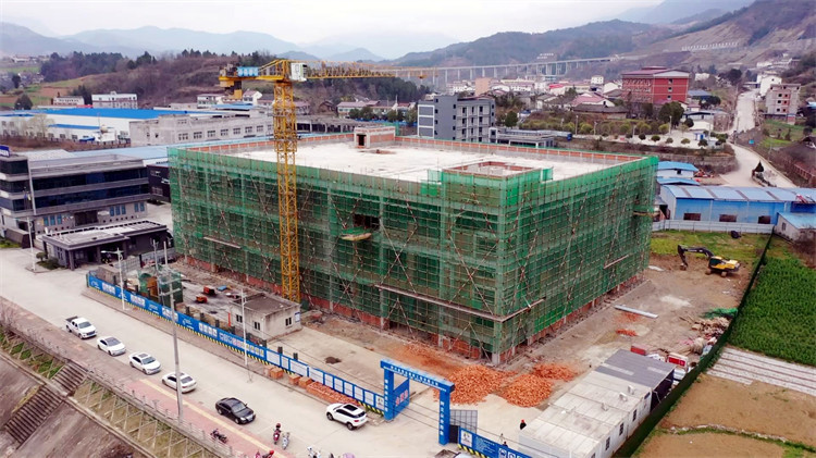 朝天区东西部协作共建产业园（七期）标准化厂房及配套基础设施建设项目施工现场。冉金鹭供图