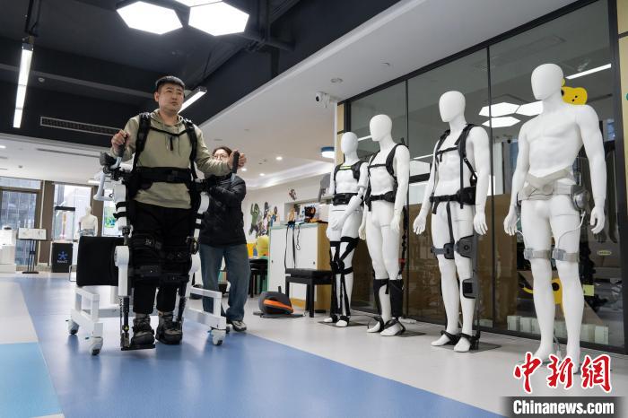 浙江杭州：外骨骼机器人助残障人士直立行走