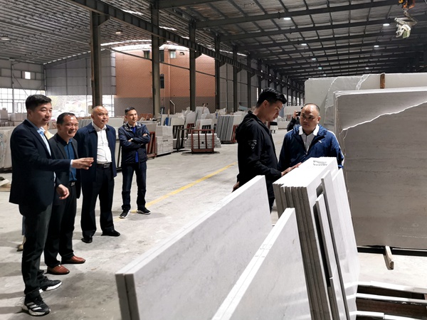 图为高州市工商联携企业家在博美奥齐石材有限公司调研大理石产业