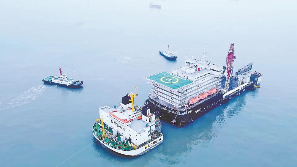 大型国产海工生活驳船出口海外
