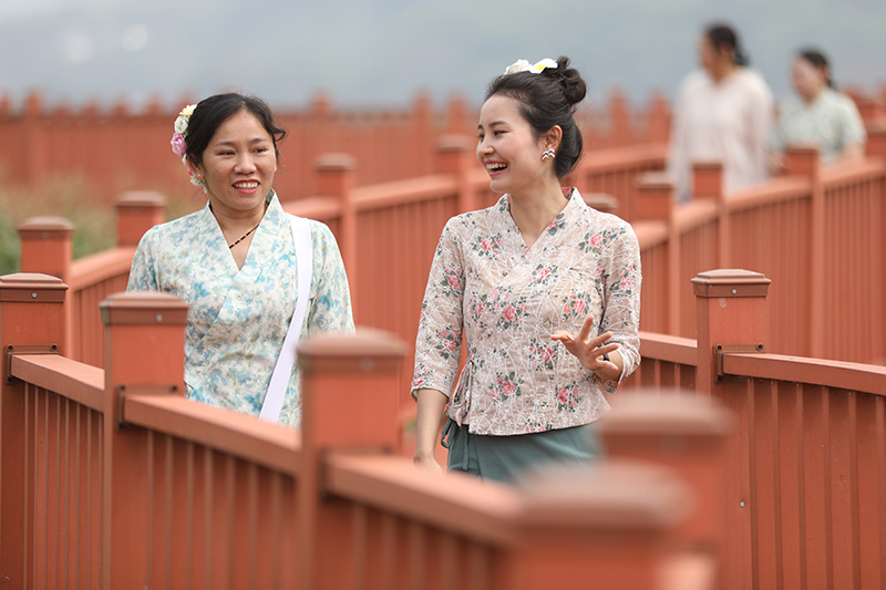 图为村民在石寨芒冒村民小组散步。杨永见摄