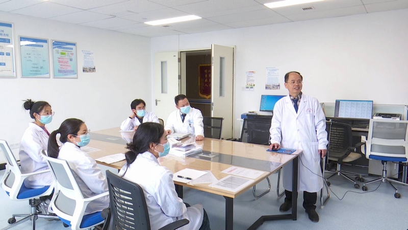 杨松海正开展理论授课。
