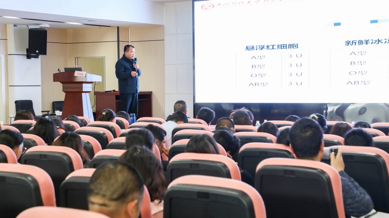 卢登球在开展培训。