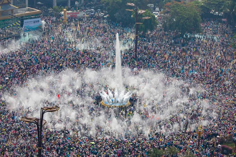 2025年泼水节期间，西双版纳傣族自治州累计接待游客222.63万人次，同比增长9.57%，旅游总花费26.65亿元，同比增长7.20%。图片来源：西双版纳发布