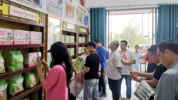图为采购团在力丰农业公司了解糯玉米相关产品