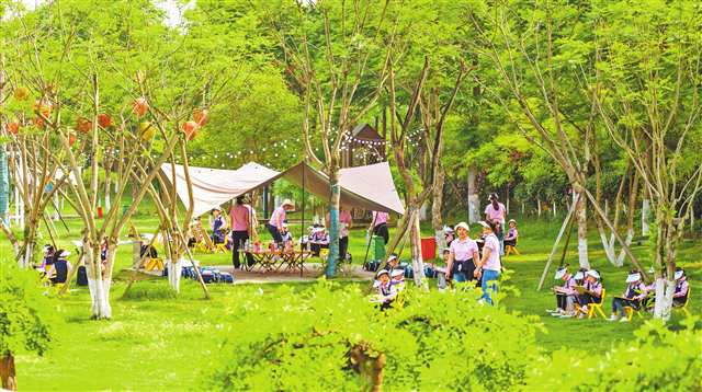 4月28日，铜梁区南城街道西来村西郊露营基地。